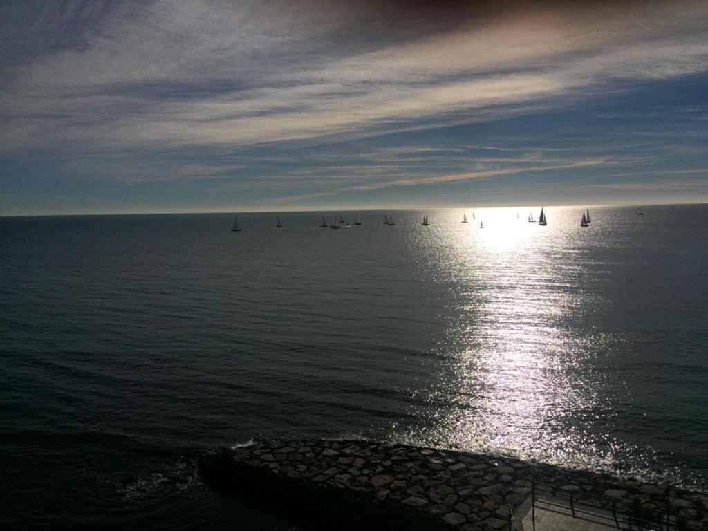 Centrally-Located, Spacious Flat At Historic Centre & Short Walk To Beach Alicante Exterior foto